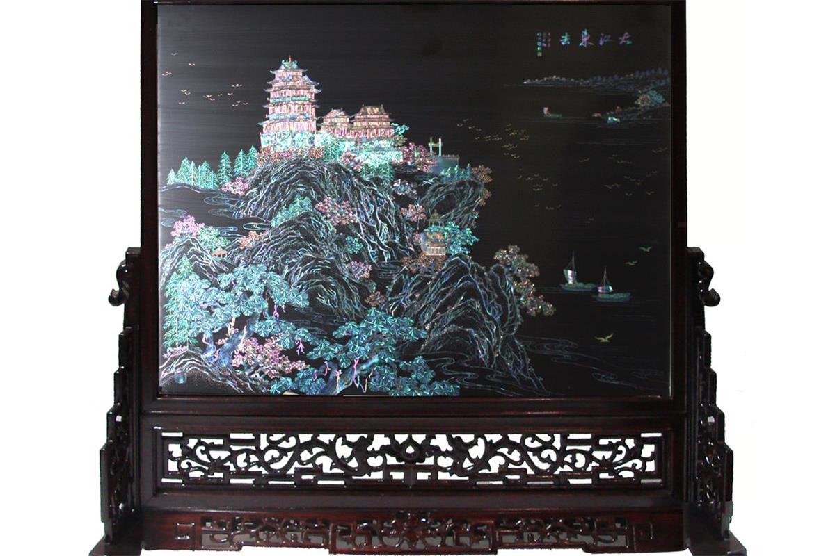 揚(yáng)州漆器點(diǎn)螺臺屏《大江東去》地屏介紹